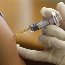 VACCINAZIONI, COMO: “Vaccinarsi è meglio per sè ma anche per gli altri. Non si possono mettere sullo stesso piano decenni di ricerca scientifica con qualcuno che ha letto una decina di articoli su internet”