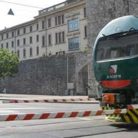 COMO, TEMPI DI CHIUSURA DEI PASSAGGI A LIVELLO. FACCIAMO UN PO’ DI CHIAREZZA