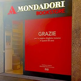 CHIUDE LA LIBRERIA MONDADORI A COMO: “Grazie per averci fatto scoprire i pensieri, gli autori, le storie, le idee nascoste nelle pagine scritte e svelate di questi cinquant’anni”