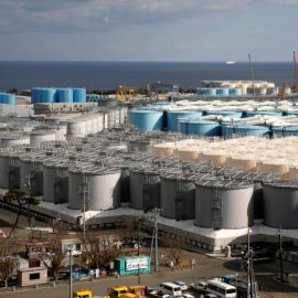 FUKUSHIMA: “Il Giappone decide di riversare l’acqua contaminata della centrale nucleare nell’Oceano Pacifico”