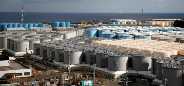 FUKUSHIMA: “Il Giappone decide di riversare l’acqua contaminata della centrale nucleare nell’Oceano Pacifico”