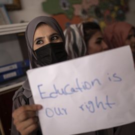 DONNE AFGHANE, DIVIETO ISTRUZIONE: “Decisione sconcertante, che le relega ad un futuro di oblio”