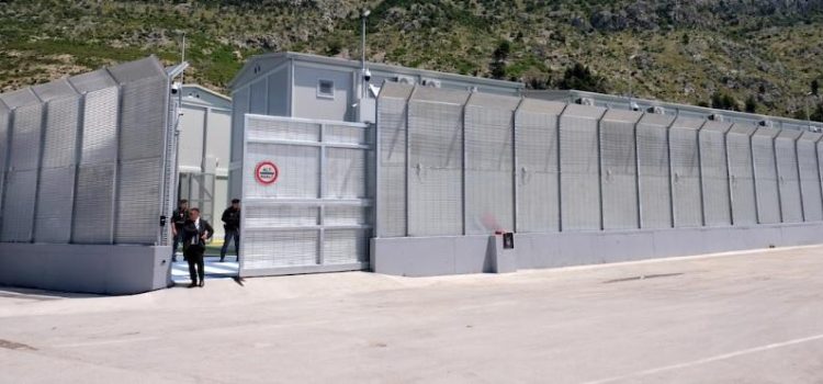CENTRI IN ALBANIA: “Governo spende 1 milione di euro all’anno a migrante” CENTRI IN ALBANIA: “Governo spende 1 milione di euro all’anno a migrante”