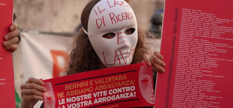UNIVERSITA’, RICERCATORI IN PIAZZA: “Il Governo li precarizza di nuovo. Sarà fuga di cervelli” UNIVERSITA’, RICERCATORI IN PIAZZA: “Il Governo li precarizza di nuovo. Sarà fuga di cervelli”