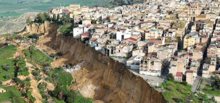 NISCEMI: “Un paese sull’orlo del baratro. Subito un mld del Ponte sullo Stretto” NISCEMI: “Un paese sull’orlo del baratro. Subito un mld del Ponte sullo Stretto”